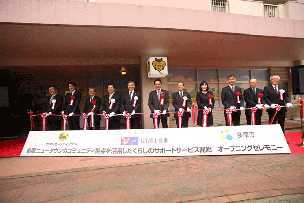 テープカットの様子