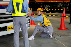 日通が伊豆でドラコン、97人が知識と技競う02