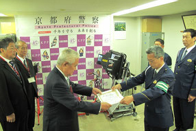京ト協、自転車事故防止に協力し、府警から感謝状2