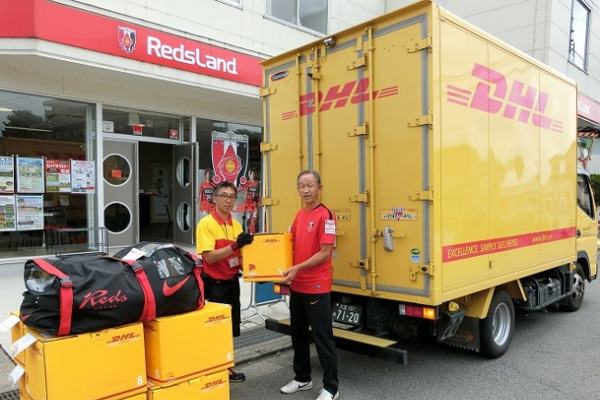 DHL、浦和レッズとミャンマー小学校へユニフォーム輸送