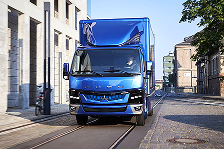 三菱ふそう、電気トラックの新型モデルを世界初公開