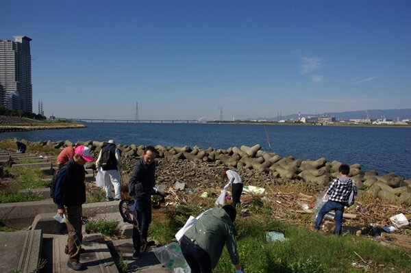 鴻池運輸、創業の地大阪で淀川クリーンアップ活動