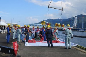 大型タンカーの油流出事故想定した防災訓練2