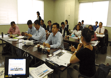 日新、ラオス視察団10人を受入れ物流研修