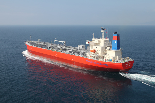 商船三井、メタノール・重油2元燃料の省エネ船竣工