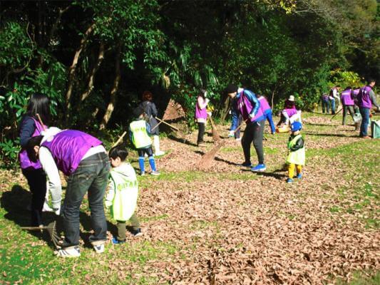 日通、浜離宮恩賜庭園で14回目の落ち葉拾い