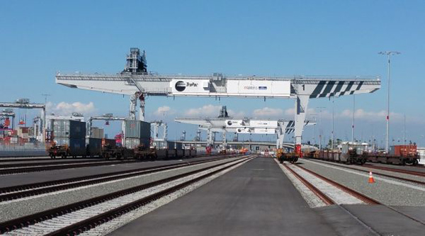 三井造船、LA港コンテナターミナルに自動化クレーン納入