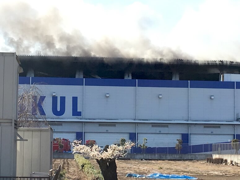 激しく煙が上がる物流センター3-2