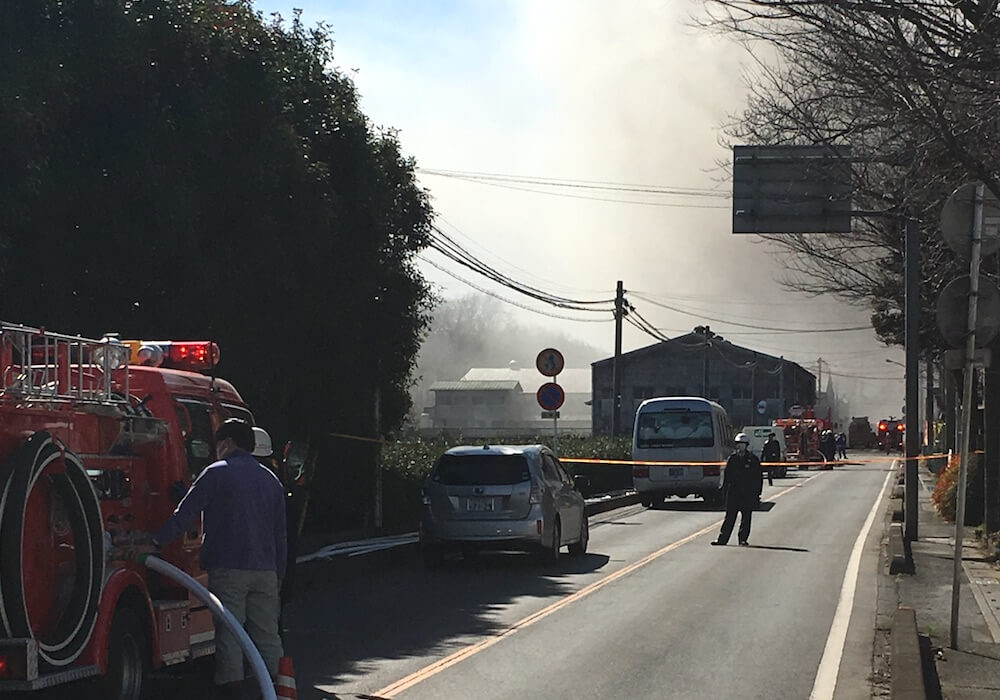 物流センターの入口が面している道路-2