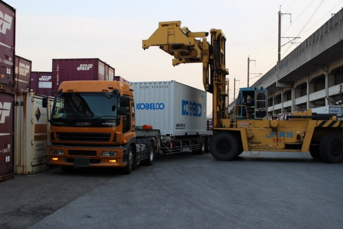 神鋼物流、貨物列車輸送にオープンサイドコンテナ採用