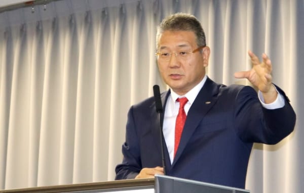 リコーロジスティクスの株式取得について説明するSBSホールディングスの鎌田正彦社長